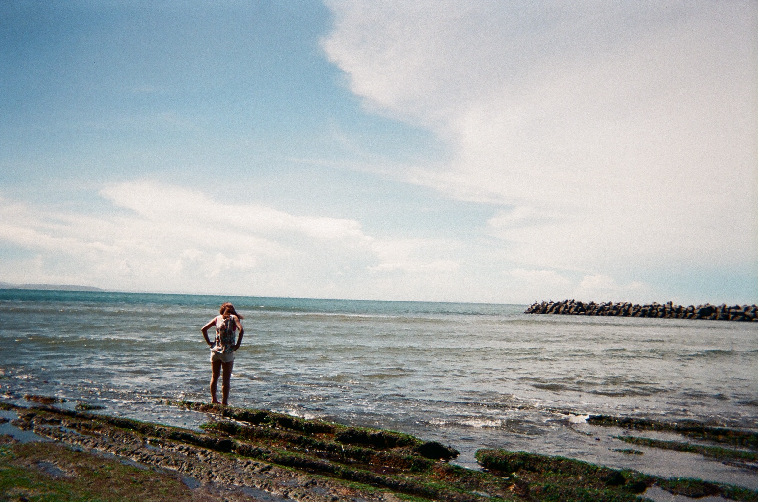 波に近づく女性